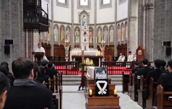 정순택 대주교, 故 안성기 장례미사 주례…"인품으로 기억될 참된 스타"