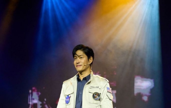 [On Stage] Bringing the Confession "The Moon Is Beautiful, Isn't It?" to the Stage