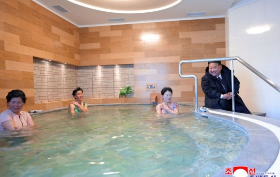 코트 입고 여탕 들어간 김정은"보람있다" 칭찬 쏟은 이유는