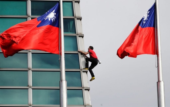 인간인가, 스파이더맨인가 …508m 빌딩 맨몸으로 오른 이 사람