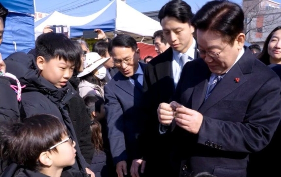 '두쫀쿠' 선물 받은 李 대통령…"두바이에서 왔나, 정말 희한해"