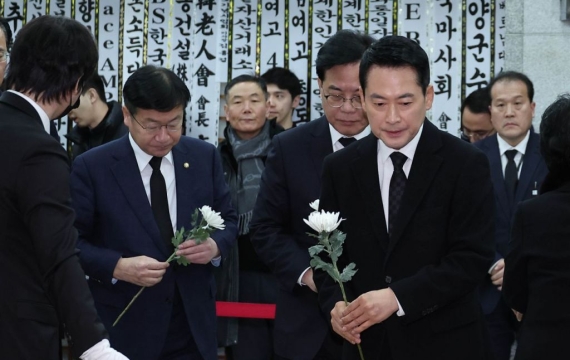 장동혁 대표, 이해찬 빈소 찾아 조문…정청래와 만나 "조금 더 나은 정치할 것"
