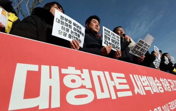 한국판 월마트 vs 쿠팡 천하…새벽배송 시장 지각변동?