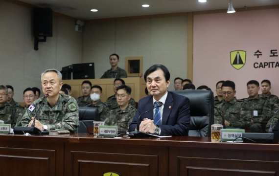 안규백 장관, 주한미군사령관에 항의…서해 미중 전투기 대치 관련