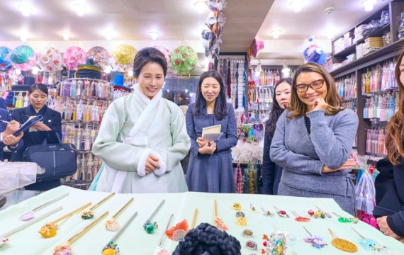김혜경 여사, 브라질 영부인과 '커플 가락지'…'광장시장' 방문