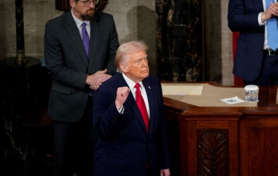 '역대 최장' 108분 트럼프 국정연설 "팩트 대신 쇼맨십"