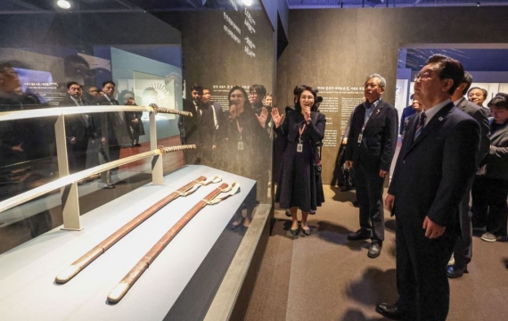 국중박 방문한 李대통령 부부, '우리들의 이순신' 관람…시민과 '셀카'