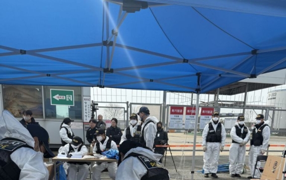 무안 제주항공 참사 유족 "사고 현장서 유해 추정 물체 10여점 발견"