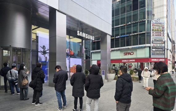 애플이 저가폰 내놓은 날, 삼성 프리미엄 승부수 던졌다…갤S26 vs 아이폰17e 격돌