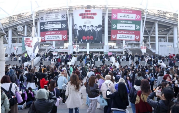 "보랏빛으로 물든 고양"…BTS, 4년 만의 '완전체' 복귀로 전 세계 아미 집결