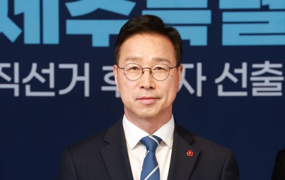 Wi Seongon Nominated as Democratic Party's Jeju Governor Candidate... Party Completes Metropolitan Nominations