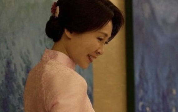 분홍빛 '아오자이' 선물 받은 김혜경 여사 "한·베 관계 더 깊고 풍요롭게"