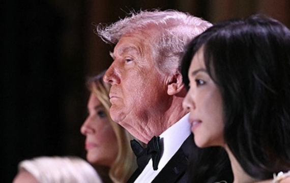 '탕' 총성에도 침착…트럼프 옆자리 기자에 찬사 쏟아져