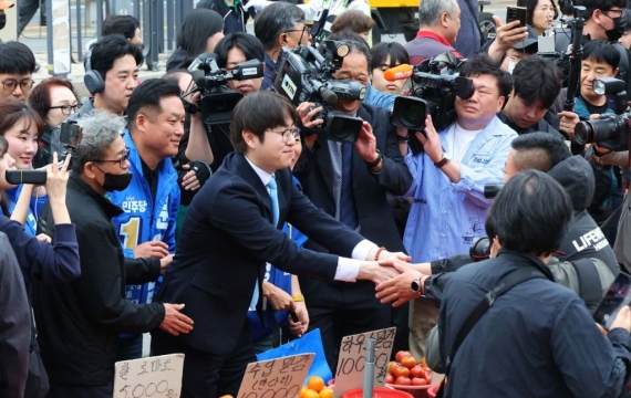 Jungwoo Ha Visits Gupo Market in Busan: "Sorry for Being Late... I Will Revitalize Buk-gu"