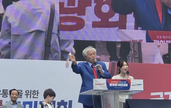 '尹면회' 전광훈, 또 광화문집회 참석 "나라 어려우면 계엄 할 수 있다"
