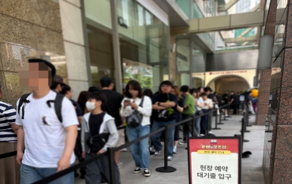 "한국인 일상 너무 부러웠다"…아침부터 명동 한복판에 줄 선 외국인들[르포]