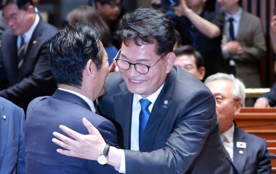 Song Young-gil Moves into "President Lee's Office"... Han Donghun Takes Office Next to Pro-Han Lawmakers