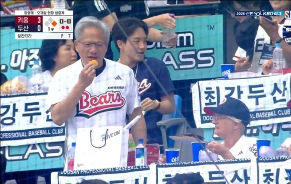 치맥·냉면 먹고 호두과자 선물받고…'젠슨 황 효과'에 웃는 외식업계