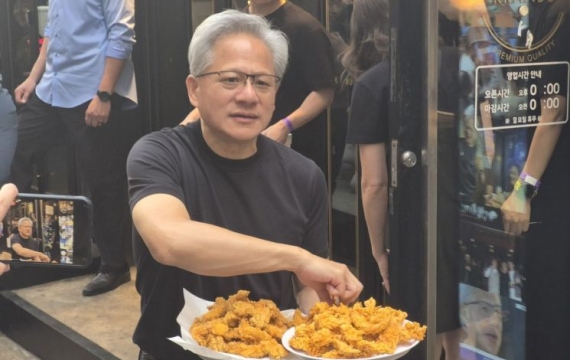 Jensen Huang的“人工智能工厂”与数据中心有何不同 [科技对话]