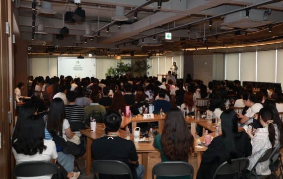 'Sales Pressure Is the Cause of the 'Tank Day' Incident'... Experts Criticize at Shinsegae Historical Awareness Training