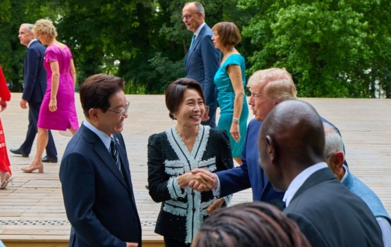 坐在特朗普身旁的李总统：“请像处理中东问题那样主导解决朝鲜问题”