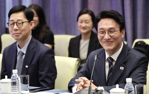 Prime Minister Kim Minseok Wears Taegeukgi Badge Upside Down in China... Opposition Calls It a "National Embarrassment"