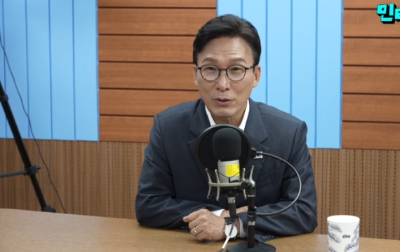 Democratic Party TV Led by Minseok Kim Launches First Broadcast in Same Timeslot as Kim Eo-jun