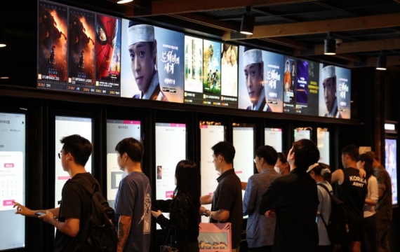 천만 영화 터지자 극장 훈풍…CJ CGV, 다이어트 결실 맺나 [주末머니]