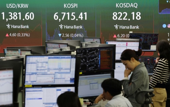 코스피, 약보합 마감…외국인 2조원 이상 매도