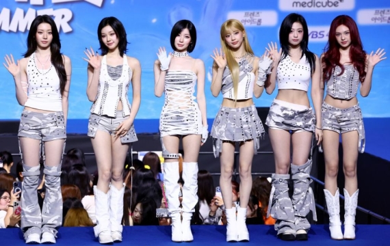 "블핑 없어도 돈 쓸어 담는다"…YG 효녀돌 된 '베이비몬스터'[주末머니]