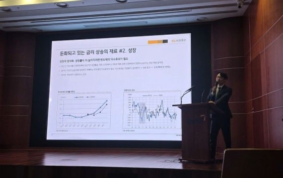 내년 금리 전문가 전망, '반도체 낙수효과'가 갈랐다