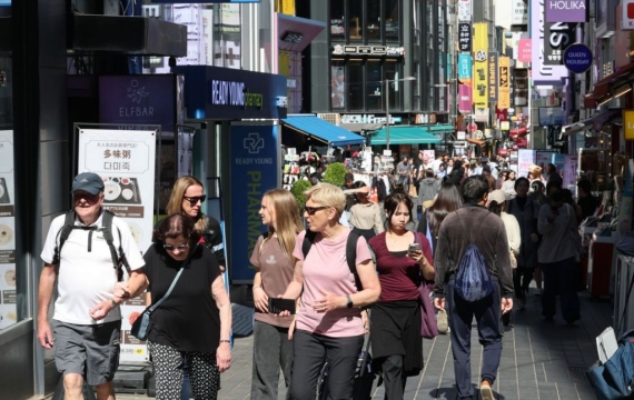 방한객 21% 늘 때 관광 소비 48% 뛰었다…외국인 지출 16조원 육박