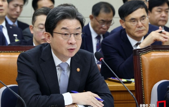 [2026국감]이억원 "솔리다임 상장은 중복상장…SK하닉, 주주충실 의무 이행해야"