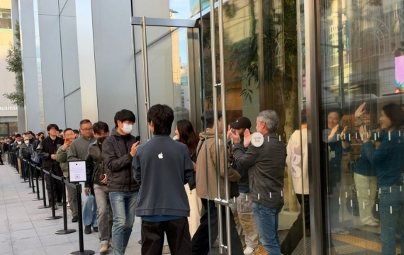 [现场直击]iPhone Duo上市前一天中午起排队……预订仅1分钟便告结束