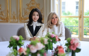 김건희 여사, 마크롱 여사에 "한국 디자이너 파리 진출 관심 부탁" 