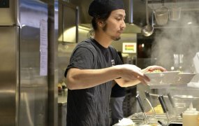 "1000엔 짜리 라멘 누가 먹겠냐"'사중고' 버티는 일본 라멘집