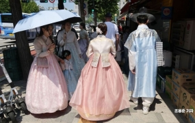 "남자가 치마 입은건 돼요"…한복이면 다 되는줄 알았다, '고궁 무료 입장' 기준 보니