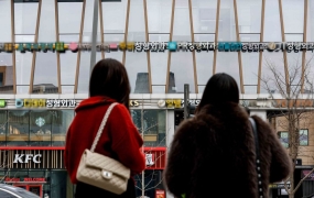 "젊은 여성들, 절대 따라가면 안돼" 강남역서 반복되는 강매 수법