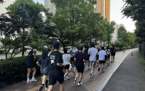 나이키 신상 신고 함께 뛰니 "나이스"