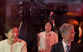 "원수는 외나무 다리에서"…박근혜·조희대 쓰리샷 올린 최민희 표정 보니