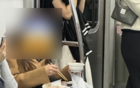 "눈을 의심했다"…2호선 객실에 앉아 '보쌈 만찬' 차린 승객
