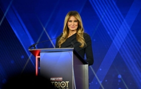 멜라니아, 트럼프와 결혼 20년 만에 '올해의 애국자 상' 받아