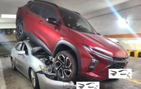 주차장서 후진 풀악셀로 뒷차에 '어부바'…"시동도 안끄고 음악 듣다니"