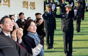 "많이 배웠을 것"…아들 임관식 지켜본 이재용 회장의 한마디