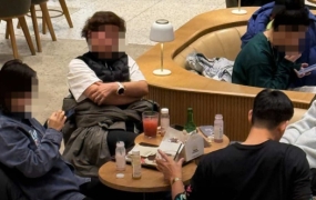 "제발 그러지 마세요" 스타벅스서 치킨에 소주 먹은 中 관광객들