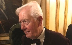 "아들 낳아주면 연봉 1억"…수십년간 '4050 여성' 찾고 있는 79세 귀족