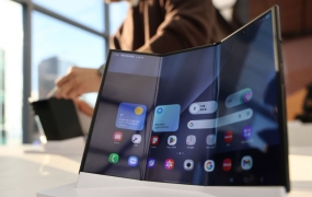 두 번 접는 스마트폰 '트라이폴드'…펼치면 10인치 대화면