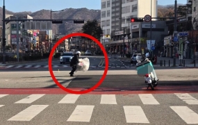 "도로 나뒹굴던 쓰레기 위험해"…손이 신호보다 빨랐던 배달기사 '엄지척'