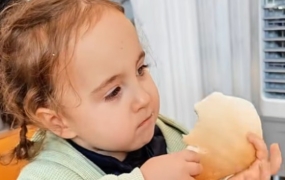 중국인 부부가 낳았는데 '금발에 파란 눈'…1억 2000만 뷰 터졌다