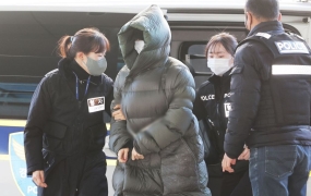 황하나, 꽁꽁 싸맨 '명품 구속 패션' 화제…얼마길래